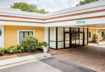 Clarion Hotel & Conference Center North Atlanta allows 18 year olds to book a room