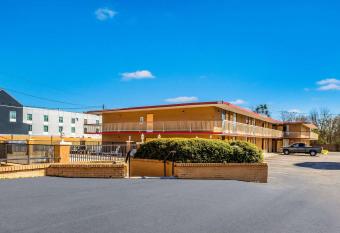 Econo Lodge Inn & Suites Macon has Smoking rooms