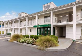 Quality Inn Thomaston has Smoking rooms