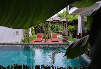 Hoi An Fairy Garden Villa has rooms with a private hot tub