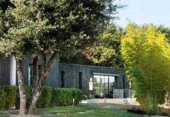 Best Western Plus Hotel De La Regate-Erdre allows 18 year olds to book a room