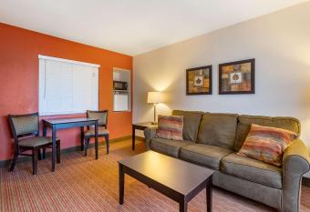 Comfort Inn & Suites has rooms with a private hot tub