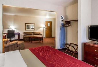 Quality Inn and Suites Fort Madison near Hwy 61 has rooms with a private hot tub
