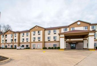 Quality Inn & Suites Caseyville - St. Louis has rooms with a private hot tub
