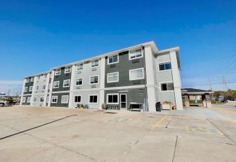 AmericInn by Wyndham Quincy allows 18 year olds to book a room