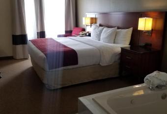 Comfort Inn and Suites Geneva- West Chicago has rooms with a private hot tub
