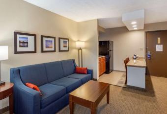 Comfort Inn and Suites Rochelle - DeKalb has rooms with a private hot tub