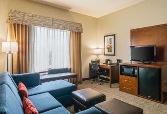 Comfort Suites Grayslake near Libertyville North has rooms with a private hot tub