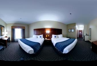 Comfort Inn and Suites Carbondale University Area has rooms with a private hot tub