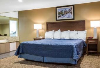 Rodeway Inn Lyons - La Grange has rooms with a private hot tub