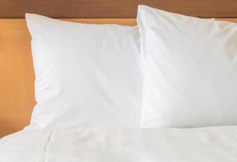 Crowne Plaza Chicago Sw - Burr Ridge By IHG has rooms with a private hot tub