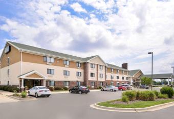 Quality Inn Bolingbrook I-55 has rooms with a private hot tub