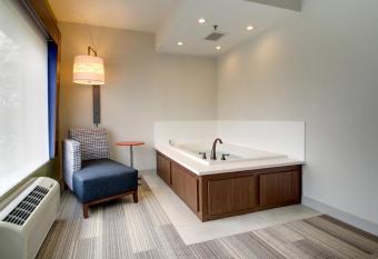 Holiday Inn Express & Suites Aurora - Naperville has rooms with a private hot tub
