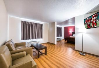 Red Roof Inn Palatine has rooms with a private hot tub