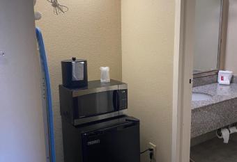 Baymont Inn & Suites Kokomo has rooms with a private hot tub