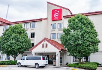 Red Roof Inn & Suites Indianapolis Airport allows 18 year olds to book a room