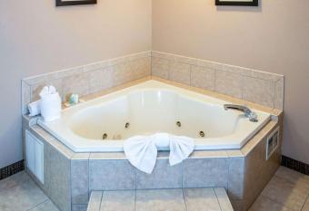 Comfort Inn and Suites Lawrenceburg has rooms with a private hot tub