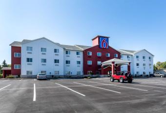 Motel 6 Indianapolis - Southport allows 18 year olds to book a room