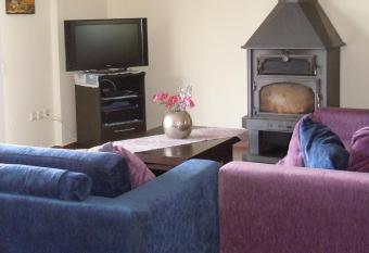 Majia 2 bedroom apartment allows 18 year olds to book a room