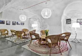 Ramilton Old Town Hostel allows 18 year olds to book a room