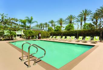 Hilton Garden Inn Anaheim/Garden Grove allows 18 year olds to book a room