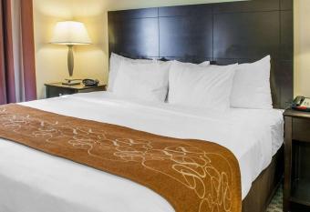 Comfort Suites French Lick has rooms with a private hot tub