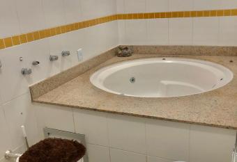 Saint Sebastian Flat 615 - Com Hidro! at   4 pessoas, Duplex, no centro has rooms with a private hot tub