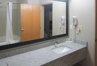 Quality Inn Nashville - Bloomington has rooms with a private hot tub