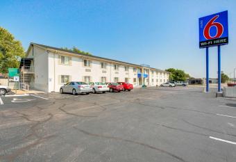 Motel 6 Wichita East has Smoking rooms