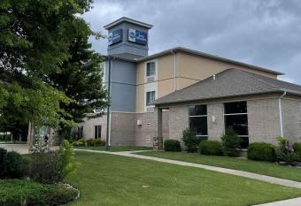 Best Western Coffeyville Central Business District Inn and Suites has rooms with a private hot tub