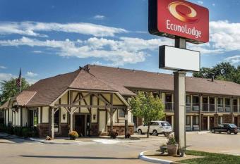 Econo Lodge University allows 18 year olds to book a room
