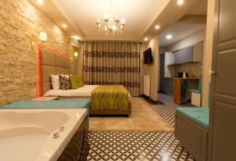 Romantic Jacuzzi Belleview Studio has rooms with a private hot tub