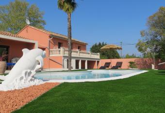 Maison 4   toiles et Studio 3   toiles ind  pendants avec piscine allows 18 year olds to book a room