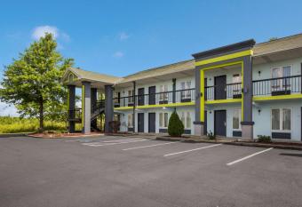 Quality Inn has Smoking rooms
