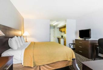 Quality Inn & Suites University/Airport has rooms with a private hot tub