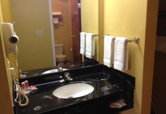 Econo Lodge Louisville Airport has rooms with a private hot tub