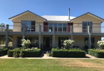 Broadfield has Balcony rooms