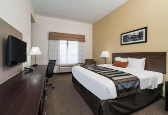 Wingate by Wyndham Bowling Green has rooms with a private hot tub