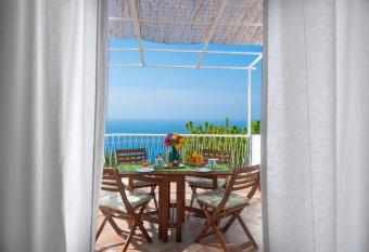 La Casa di Nonno Mario has Balcony rooms