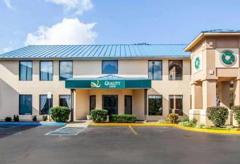 Quality Inn has Smoking rooms