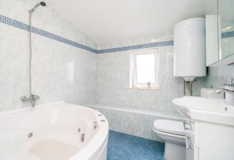 Deluxe Duplex House With Terrace has rooms with a private hot tub