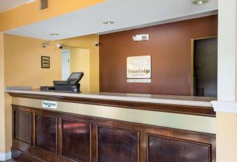 Econo Lodge Inn & Suites I-65 has Smoking rooms