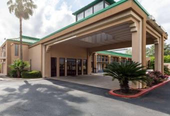 Quality Inn has Smoking rooms