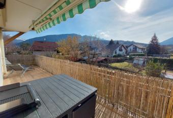 Entre lac et montagne, proche centre de St Jorioz, spacieux et confortable appartement avec grande terrasse has Balcony rooms