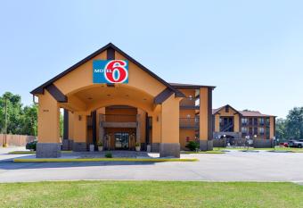 Motel 6 Lafayette. La has Smoking rooms