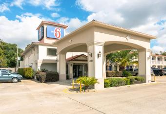 Motel 6 Sulphur La allows 18 year olds to book a room