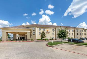 Comfort Suites Shreveport West I-20 allows 18 year olds to book a room