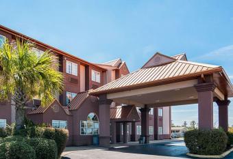 Econo Lodge Inn and Suites Natchitoches has Smoking rooms