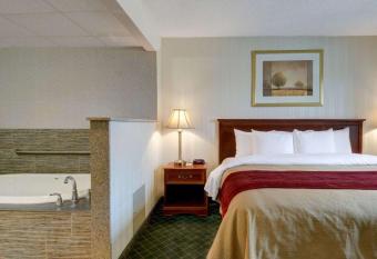 Comfort Inn Foxboro - Mansfield has rooms with a private hot tub