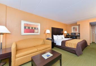 Comfort Inn Gold Coast has rooms with a private hot tub